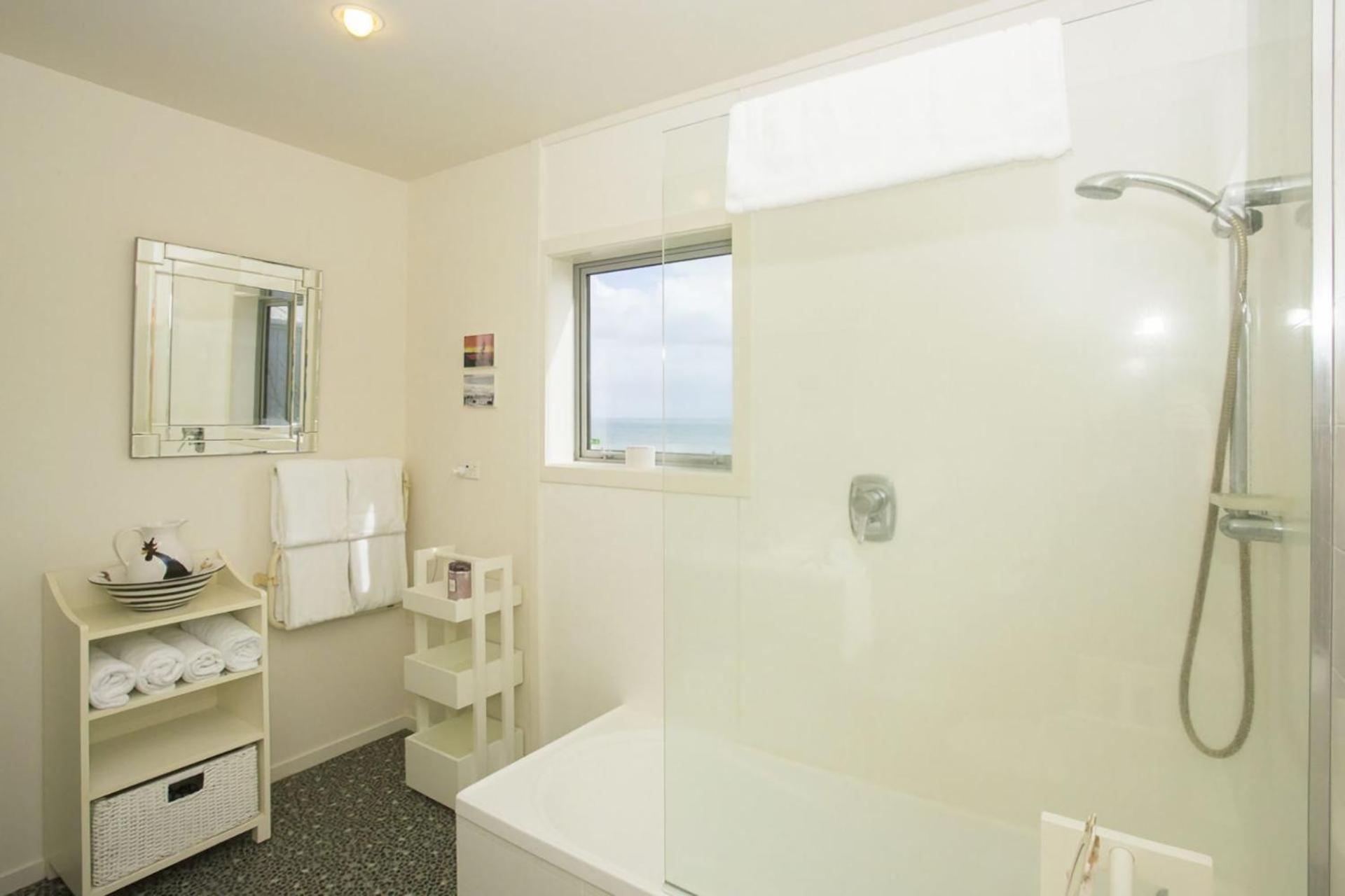 Chester Cottage Beachfront Oakura Exteriör bild