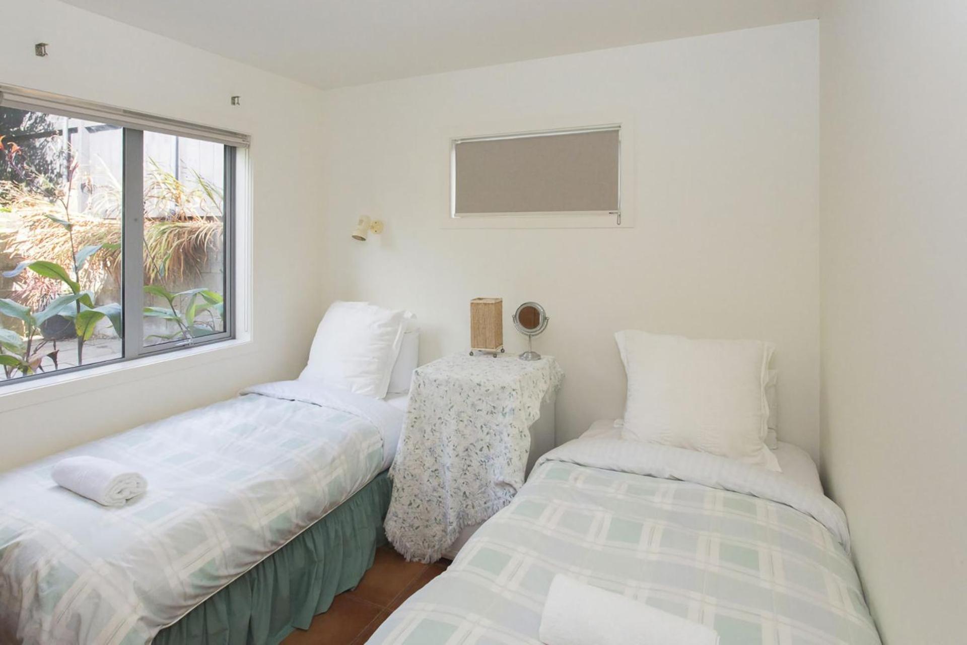 Chester Cottage Beachfront Oakura Exteriör bild