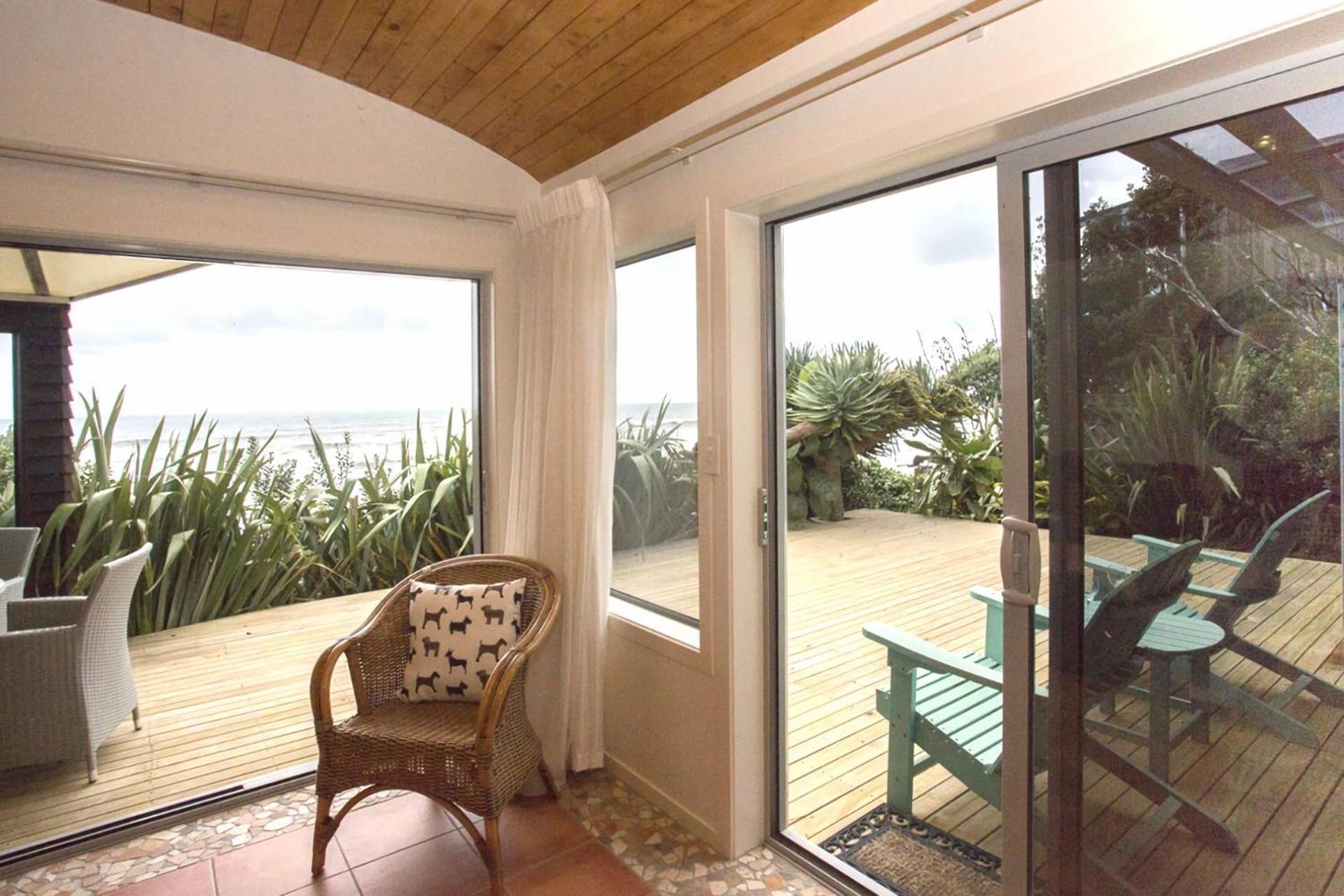 Chester Cottage Beachfront Oakura Exteriör bild