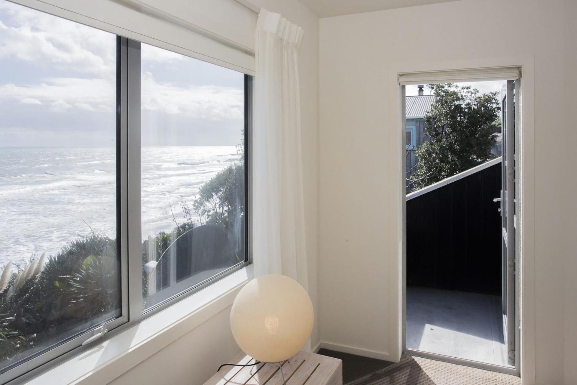 Chester Cottage Beachfront Oakura Exteriör bild